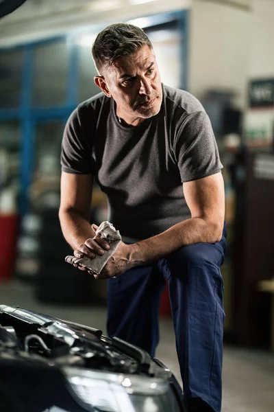 Auto Mechanic Using Rag Wiping His Dirty Hands Repair Workshop — Fotografia de Stock