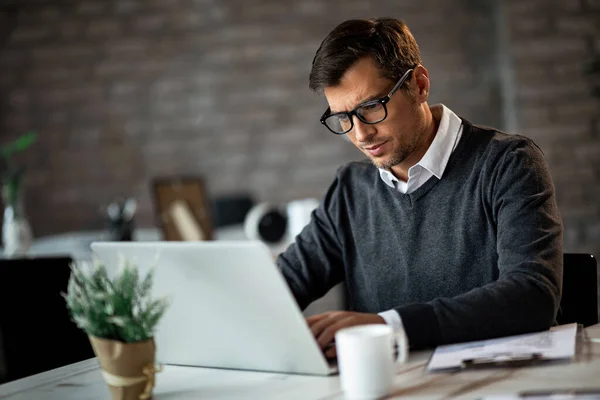 Businessman Typing While Using Laptop Working Office — kuvapankkivalokuva