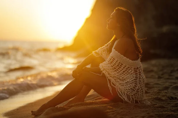 Young Relaxed Woman Sitting Sand Enjoying Sunset Her Eyes Closed — ストック写真