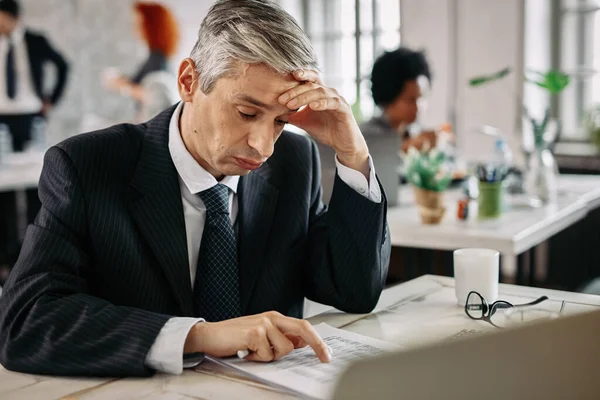 Mid Adult Manager Analyzing Business Reports Feeling Frustrated While Going — Foto de Stock