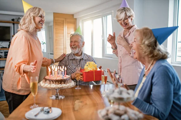 Счастливые Зрелые Люди Веселятся Празднуя День Рождения Дома Фокус Мужчине — стоковое фото