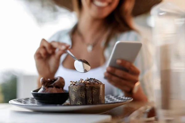 Close Woman Using Smart Phone While Eating Cake Cafe Focus —  Fotos de Stock