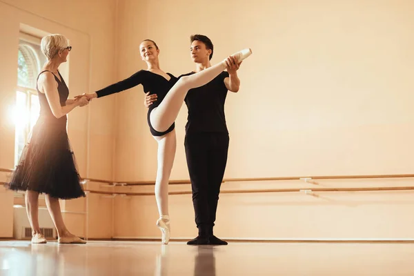 Female Ballet Instructor Rehearsing Choreography Couple Ballet Class Dance Studio —  Fotos de Stock