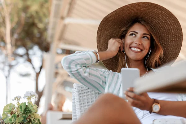 Happy Woman Listening Music Earphones While Using Smart Phone Cafe —  Fotos de Stock