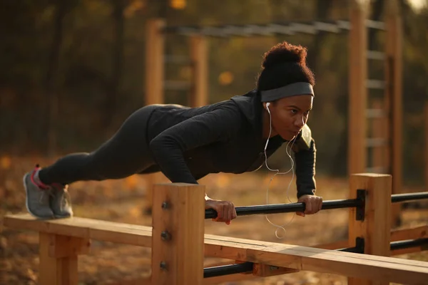 Determined Black Sportswoman Doing Push Ups While Exercising Park — Stock Fotó