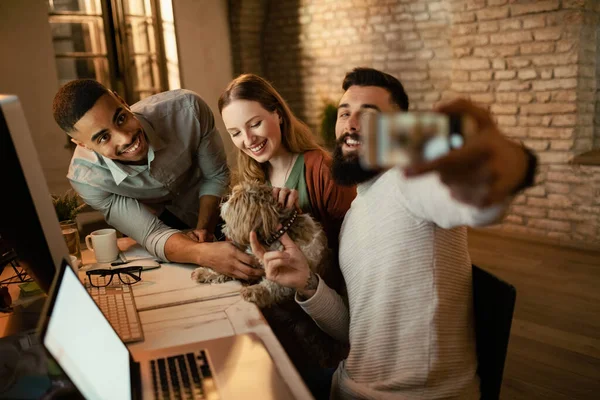 Group Happy Coworkers Having Fun Dog While Using Smart Phone — Φωτογραφία Αρχείου