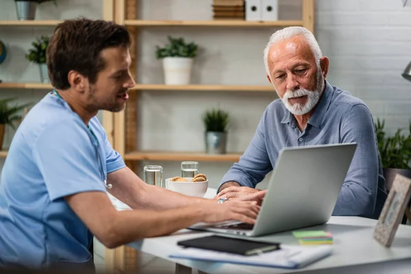 Mature Man Using Computer His Doctor While Having Consultations His — Fotografia de Stock