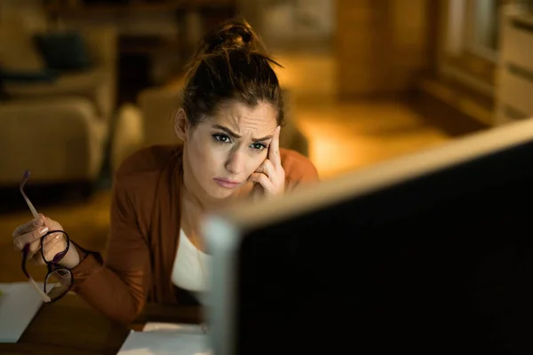 Young Woman Feeling Worried While Using Computer Working Late Home — Stok fotoğraf