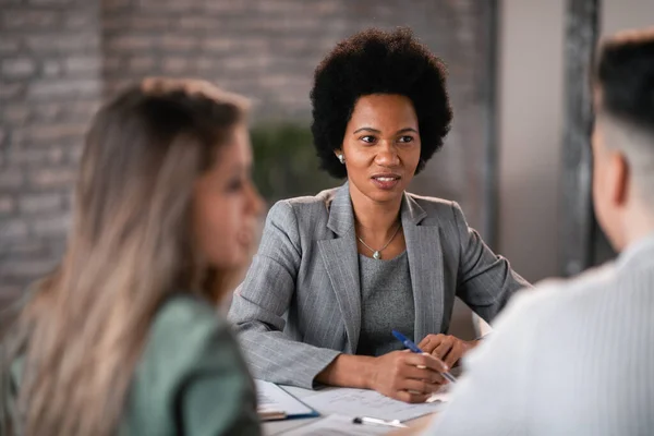 Black Female Bank Manager Talking Her Clients Meeting Office — ストック写真