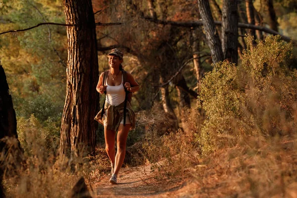 Счастливая Женщина Туристка Идущая Через Лес — стоковое фото