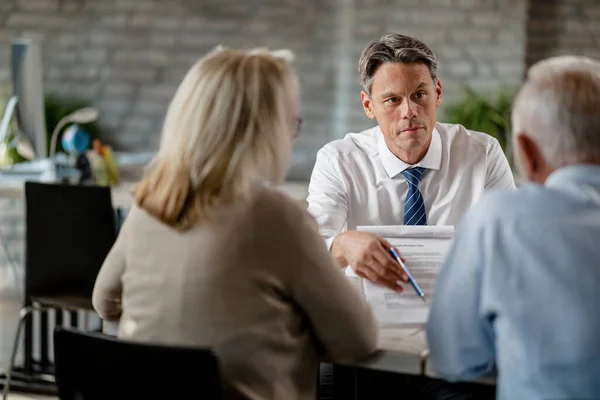 Financial Advisor Having Meeting Mature Couple Offering Them Sign Contract — Fotografia de Stock