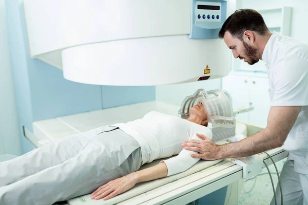 Male Radiologist Comforting Patient Who Undergoing Mri Scan Her Head — Stockfoto