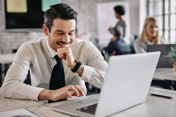 Χαμογελώντας Επιχειρηματίας Κάθεται Στο Γραφείο Στο Γραφείο Και Εργάζεται Φορητό — Φωτογραφία Αρχείου