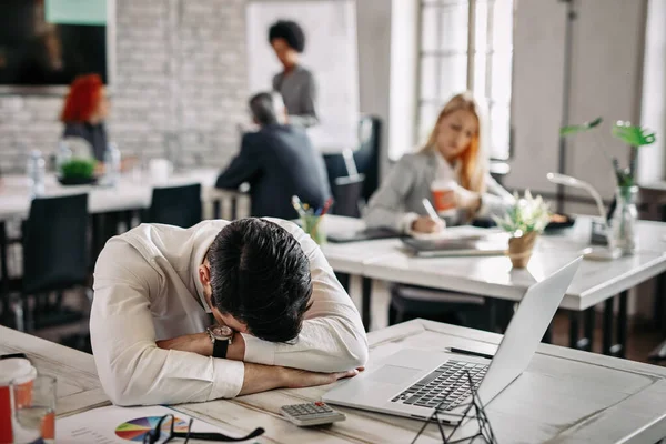 Exhausted Businessman Feel Sleep Table Busy Day Work His Colleagues — Foto de Stock
