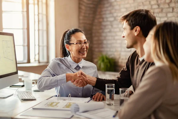 Happy Real Estate Agent Handshaking Couple Successful Meeting Office — Fotografia de Stock