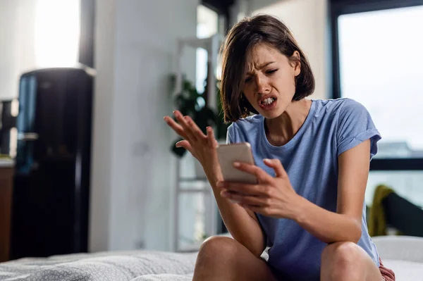 Young Frustrated Woman Reading Text Message Cell Phone Disbelief While — Foto de Stock