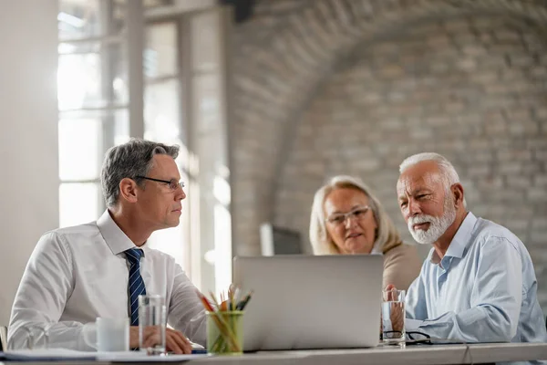 Senior Couple Insurance Agent Using Computer While Having Consultations Office — Stock Photo, Image