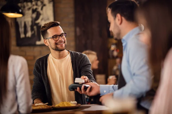 Happy Man Making Contactless Payment Smart Phone While Paying Waiter — Stockfoto