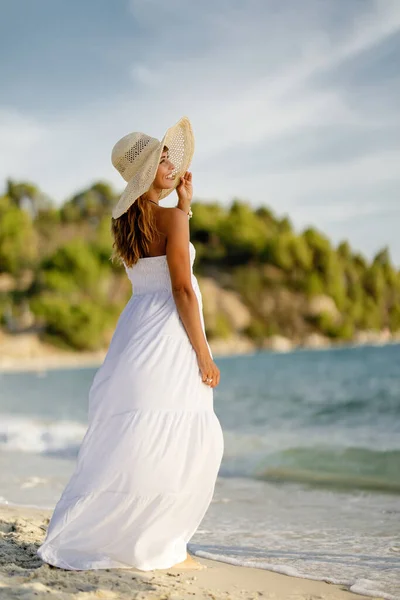 Young Beautiful Woman Sundress Straw Hat Enjoying Summer Day Sea — ストック写真