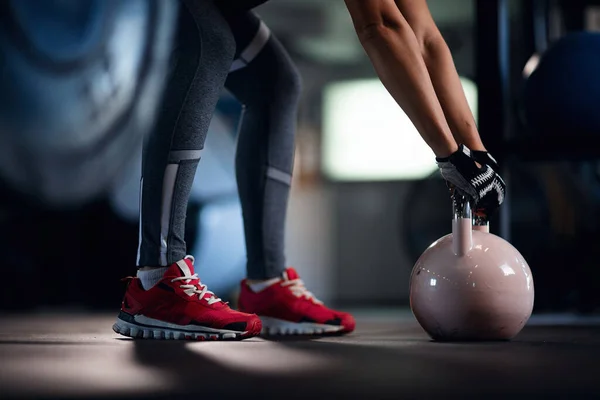 Unrecognizable Sportswoman Practicing Kettle Bell Cross Training Fitness Center — Stockfoto