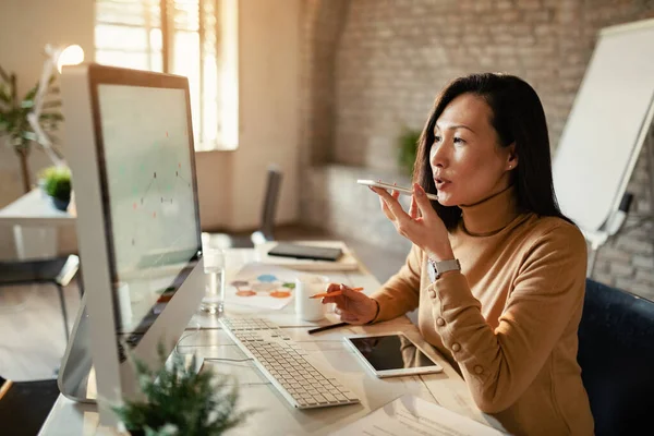 Asian Businesswoman Analzying Charts Computer Communicating Smart Phone Office — Stock Fotó