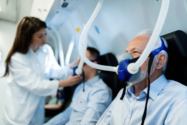 Mature Man Breathing Mask Hyperbaric Oxygen Therapy Clinic — Stockfoto