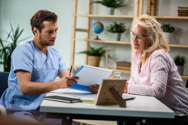 Male Doctor His Senior Patient Reading Medical Reports Appointment His — Foto de Stock