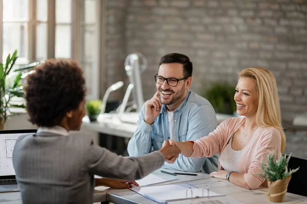 Happy Woman Shaking Hands Insurance Agent While Being Her Husband — Fotografia de Stock