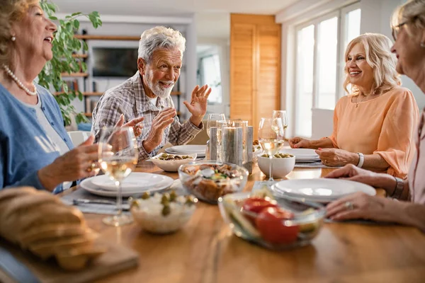 Group Happy Mature People Enjoying Lunch Communicating Dining Table Focus — Foto Stock