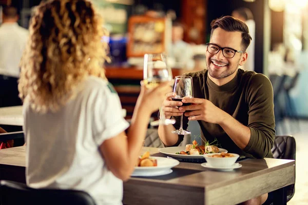 Young Happy Man Communicating His Girlfriend While Having Lunch Drinking — Foto de Stock
