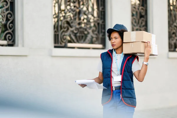 African American Female Deliverer Carrying Packages While Making Delivery City — Stockfoto