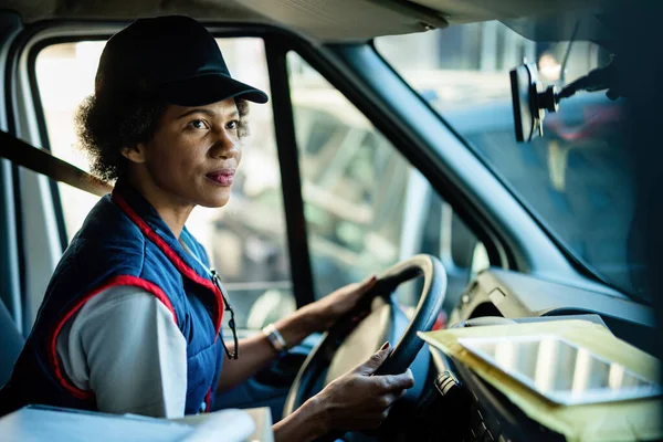 African American Female Courier Driving Delivery Van City — Photo