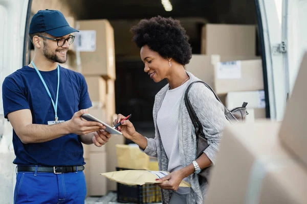 Happy Courier Giving Digital Tablet Female Customer Sing Package Delivery — Foto Stock