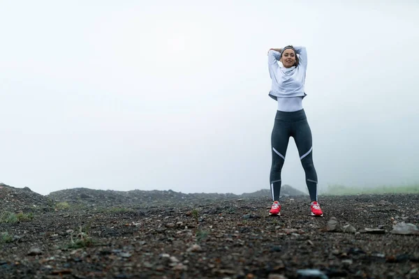 Female Runner Warming Cliff Stretching Her Body Jogging Misty Morning — Stock Fotó