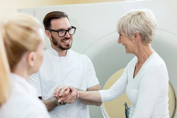 Happy Doctor Communicating Female Patient Supporting Her Scan Examination Hospital — Stockfoto