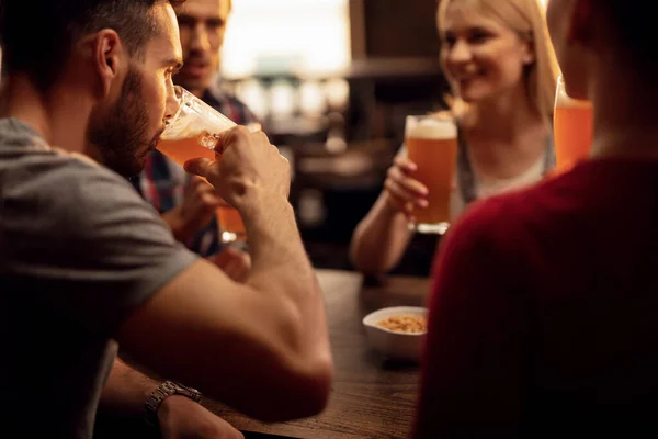 Young Man Having Fun Friends While Drinking Beer Bar — Foto de Stock