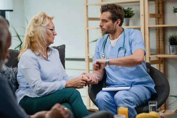 Senior Woman Communicating Doctor Who Taking Her Pulse While Visiting — Foto de Stock