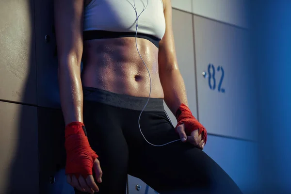 Unrecognizable Sweaty Sportswoman Abdominal Muscles Gym Dressing Room — Foto de Stock