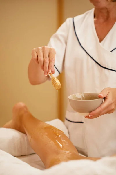 Unrecognizable Therapist Using Honey While Massaging Woman Leg Health Spa — Foto de Stock