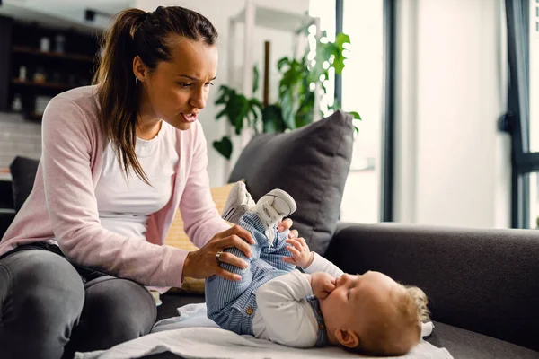 Young Mother Her Baby Doing Infant Development Exercises While Spending — Foto de Stock