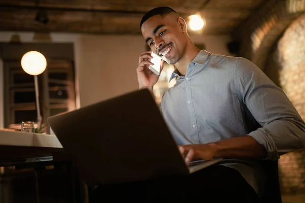 Низкий Угол Обзора Счастливый Афроамериканский Предприниматель Разговаривает Телефону Время Работы — стоковое фото