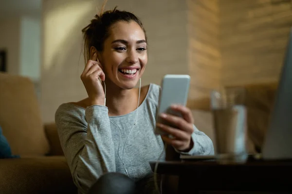 Young Happy Woman Having Fun While Using Mobile Phone Reading — Foto de Stock