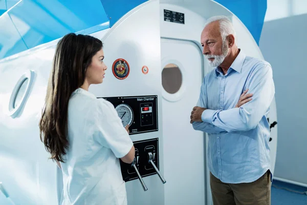 Senior Patient Female Doctor Discussing Benefits Hyperbaric Oxygen Therapy Clinic — Foto Stock