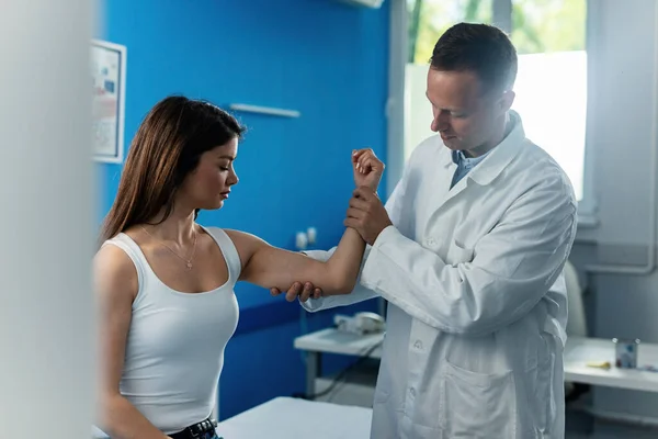 Young Woman Getting Her Arm Elbow Examined Male Orthopedist Medical — ストック写真