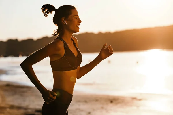 Young Happy Athletic Woman Jogging Sunrise River — Stockfoto