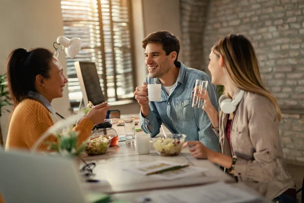 Happy Entrepreneur Communicating Female Coworkers While Having Lunch Break Office — Φωτογραφία Αρχείου