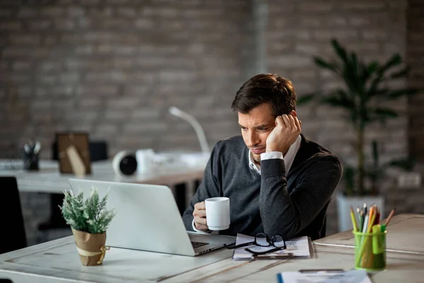 Displeased Businessman Drinking Coffee Reading Mail Computer While Working Office — Stockfoto