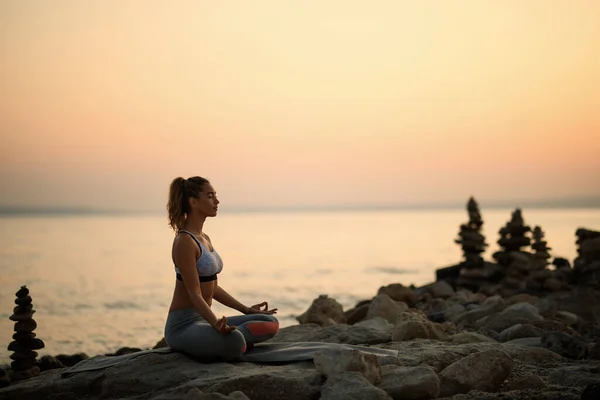 Young Woman Eyes Close Practicing Yoga Lotus Position Rocky Beach — ストック写真