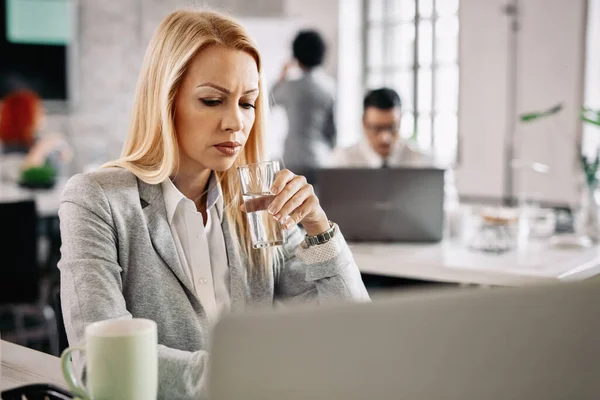 Беспокойная Деловая Женщина Работающая Компьютером Выпивая Воду Стакана Офисе — стоковое фото