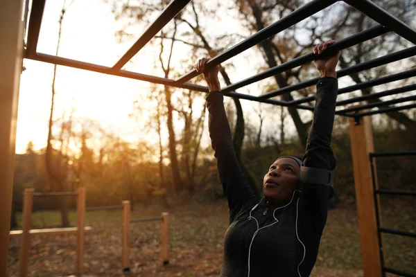 African American Sportswoman Crossing Horizontal Bars Outdoor Gym Park — Stock Fotó